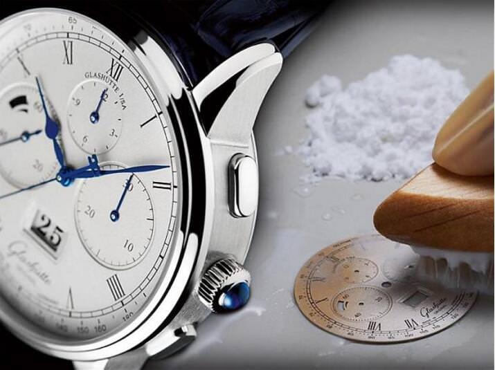 格拉苏蒂原创议员大日历计时腕表表盘采用“摩擦镀银”的工艺