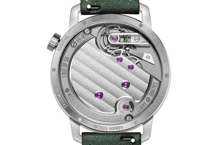ARMIN STROM 自制 AMW21 机芯以均力发条盒确保稳定动能,长效续航与精致修饰并重,诠释独立制表的核心价值。