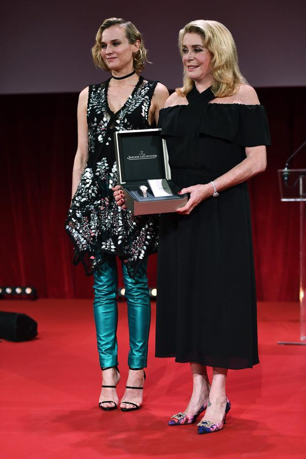 黛安·克鲁格代表品牌为凯瑟琳·德纳芙颁发荣誉奖项