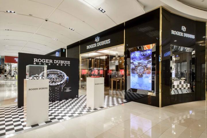 罗杰杜彼即日起至5月13日，于台北101购物中心二楼信义环绅士名品区展出Excalibur Spider Pirelli系列镂空双飞行陀飞轮与镂空自动盘限量腕表新作，让台湾消费者有机会近距离鉴赏