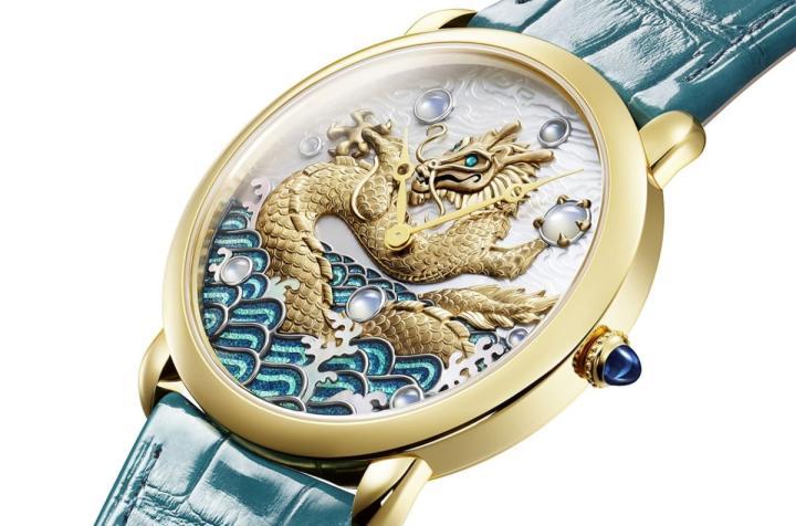 卡地亚特别为亚洲市场创作限定高级制表作品Ronde Louis Cartier高级珠宝腕表，面盘演绎龙腾四海场景表现东方意境，参考价为 ¥ 910，330。
