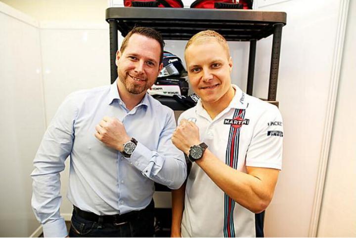 豪利时高层David Weber先生（左）将博塔斯限量版腕表赠与博塔斯（右）