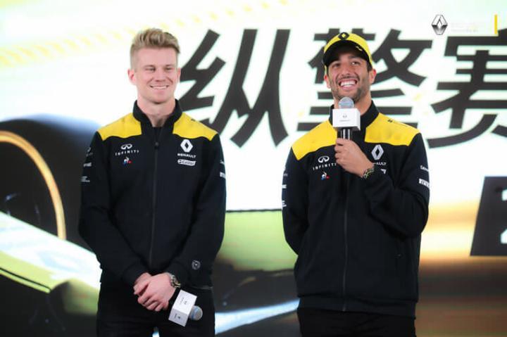 雷诺F1车队赛车手Hülkenberg（左）和Ricciardo（右）皆佩戴柏莱士BR V3-93 R.S. 19计时码表出席2019年雷诺F1车队之夜