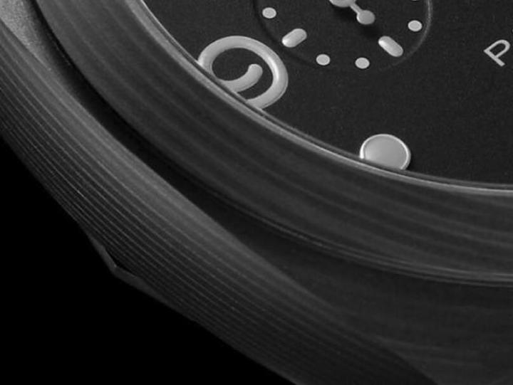 Carbotech碳纤维複合物料首度应用于Luminor Marina 1950系列身上，比起最早使用此物料的PAM00616，在压纹的纹路上有了很大的差异，从早期较为粗犷硕大的纹路演变成如今细緻温润的优雅外型，这也是品牌在製表技艺上的一大进步