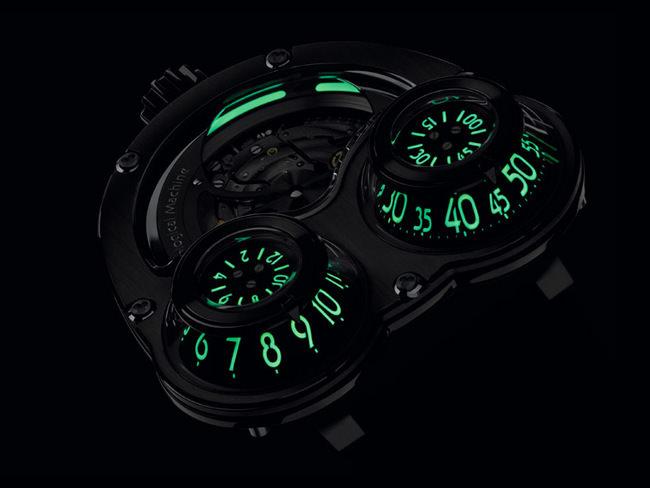 HM3 MEGAWIND最终版腕表采用C3 Super-LumiNova夜光涂料时标显示小时，在黑暗中也能清楚读时
