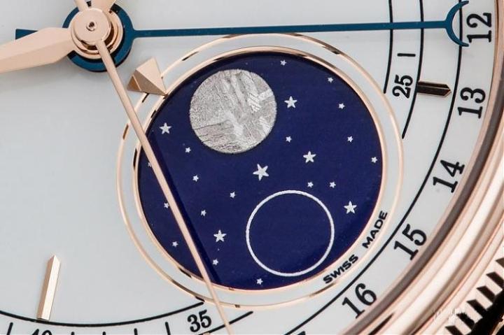 位于六点钟位置的月相，分别以陨石材质象征满月，而以银环表示新月，素净的白面上融入夺人耳目的蓝色珐琅，月相表使用这两种材质的搭配也是劳皇少见的设计！