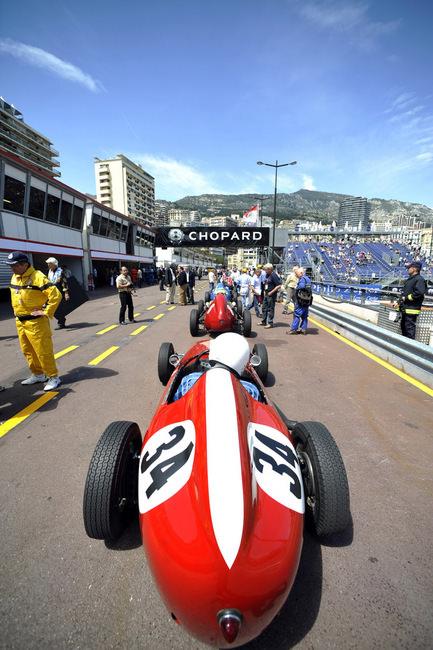 摩纳哥古董车赛每两年举行一次，与一级方程序大奖赛共用同一赛道