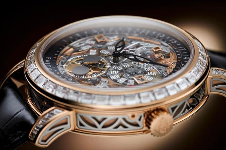 5304/301R承袭5304而来，手表的高复杂功能和透明面盘设计等特色都保留下来，不过品牌额外加上珠宝镶嵌工艺和金雕则是更进一步提升手表的颜值魅力