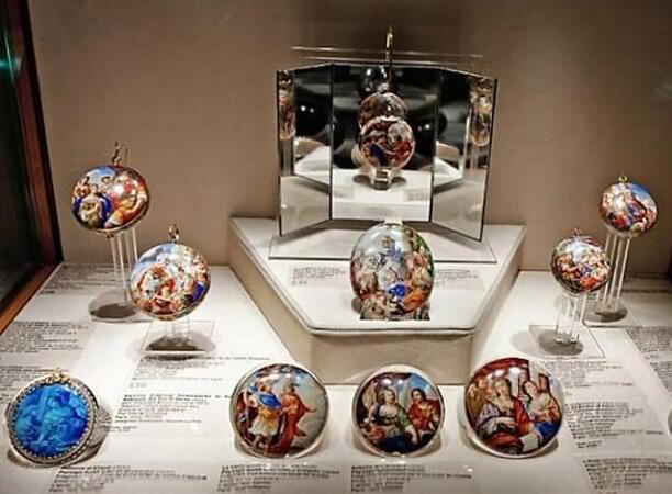 百达翡丽博物馆除了拥有世界上最丰富数量的百达翡丽时计，还包括近千只非百达翡丽生产的时计，如来自16、17世纪德国或法国的古董典藏，以及Abraham-Louis Breguet宝玑大师的重要作品，相当珍贵