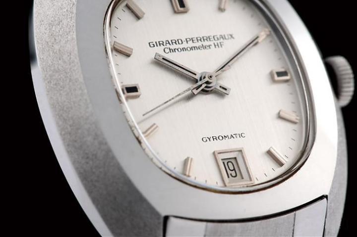 芝柏于1966年推出的大三针日期腕表搭载Gyromatic机芯，震频即高达36,000转，在当时率先开启了腕表的高震频时代