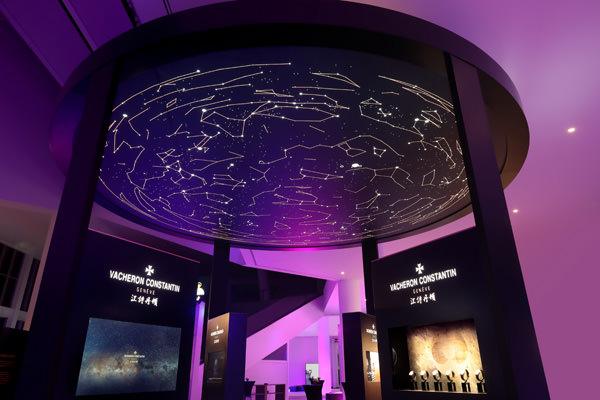 由巴黎天文台推算得出的1755年9月17日江诗丹顿诞生日当晚 日内瓦上空的星空图，与展厅内的天文复杂功能熠熠辉映