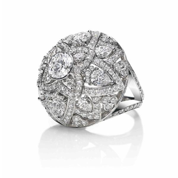 海瑞温斯顿Lotus钻石戒指 总重约4.47克拉，悉心镶嵌于铂金底座