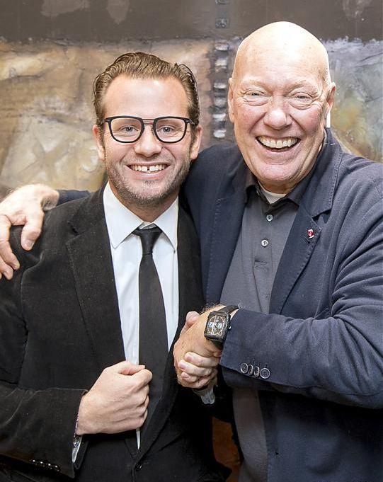 George Bamford（左）与佩戴Monaco Bamford腕表的TAG HEUER执行长Jean-Claude Biver合影