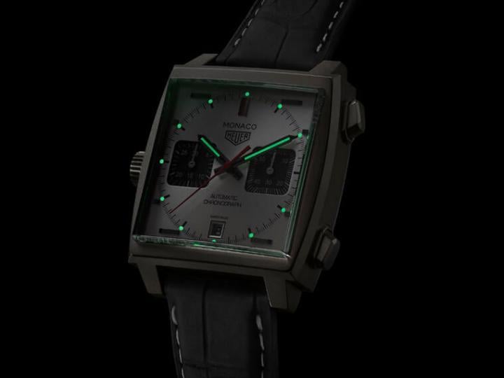 手表具备夜光效果，展现实用的运动表机能