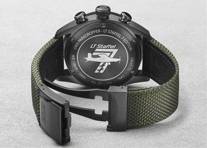 腕表的底盖刻有Lufttransport Staffel 7标志和腕表的限量编号