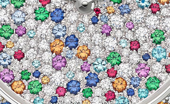 海瑞温斯顿运用精湛的雪花镶嵌工艺替表款镶上各色宝石，此工艺的难度在于将宝石紧密排列，隐藏金属部分，彰显每一颗宝石的璀璨光芒