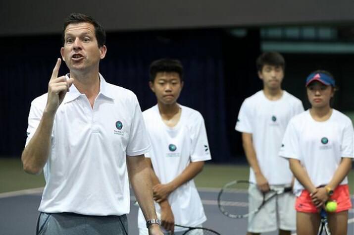 劳力士大使蒂姆･亨曼先生和全英草地网球俱乐部总教练丹･布劳汉姆先生在南京的中国网球学院亲身教授本地青少年网球手网球技术