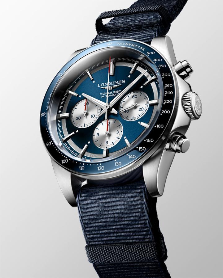 Conquest Marco Odermatt联名限定腕表套组，除配置蓝色科技皮革表带外，另附一款同色NATO表带搭配替换。