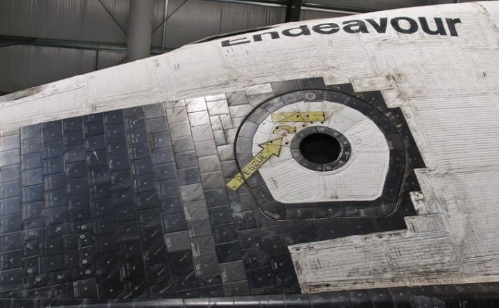 美国太空梭机身外的绝热瓦，由複合陶瓷物料所造，可抵御极进出大气层所产生的逾1200度高温
