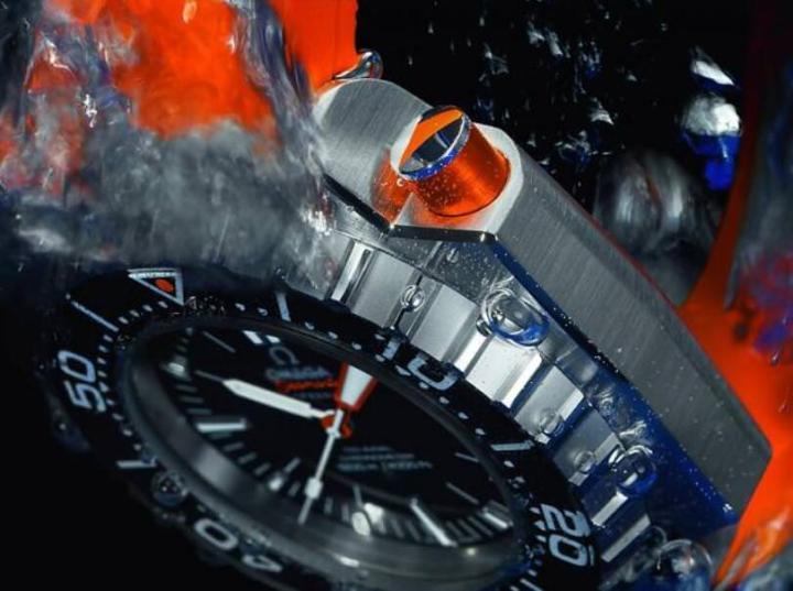 专业的防水表通常会搭载旋转表圈及排氦气阀门，时间刻度也可以夜光显示，确保手表可在水下读时
