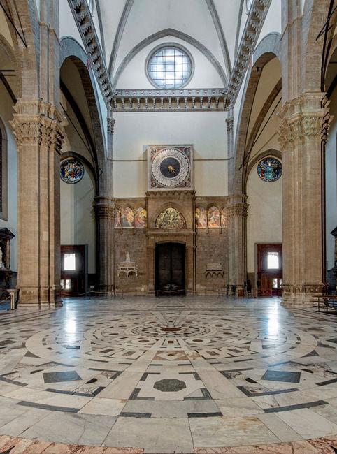 大钟的机械装置高挂于佛罗伦萨大教堂内部正门的上方，显示时间的钟面绘画出自保罗．乌切洛之手