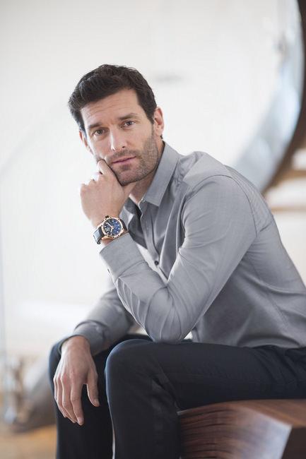 萧邦的新任品牌大使Mark Webber佩戴Superfast腕表，展现利落的帅气感