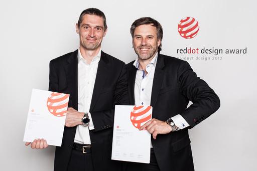Halda 设计师 Andreas Lundquist（左）和首席执行官 Mikael Sandström（右）手持品牌奖状