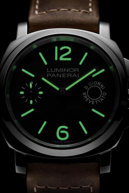  全新 Luminor Marina 8 Days腕表（PAM00590）暗夜中也能轻松识读