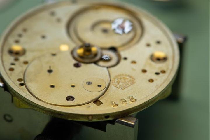 从机芯上刻印的编号再与制表文件进行比对，确认出浪琴表183怀表乃是于1867年出厂