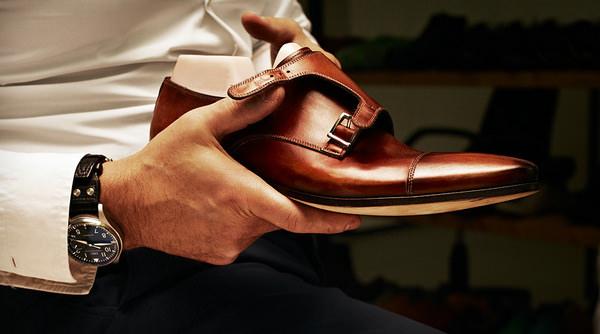现由第二代家族继承人Giuseppe Santoni管理的著名意大利鞋履品牌Santoni，专门为IWC万国表独家定制了品质卓越的真皮表带。