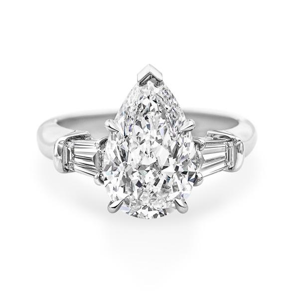 海瑞温斯顿 Classic Winston系列水滴型切工钻石戒指 总重约4.06克拉，悉心镶嵌于铂金底座