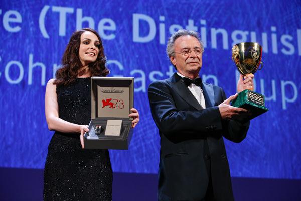 奥斯卡·马丁内斯凭借影片《杰出公民》拿下最佳男演员奖