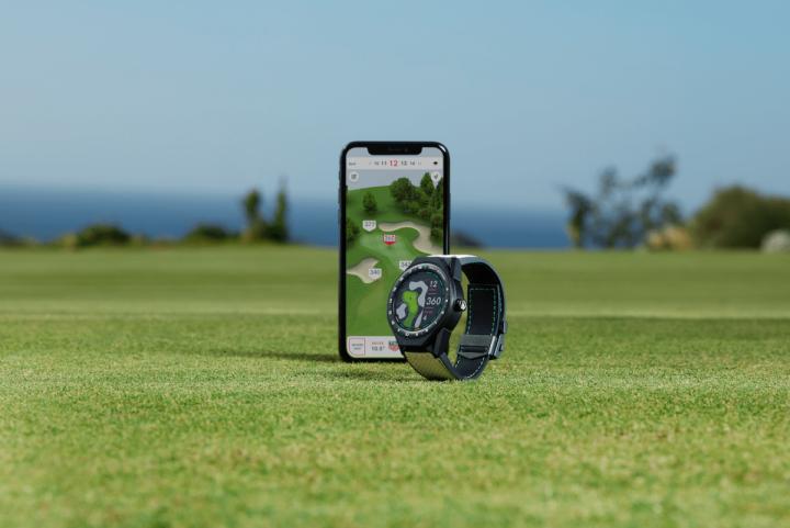 TAG HEUER Connected Modular 45高尔夫版智能腕表专为高尔夫球爱好者而设计，能与TAG HEUER Golf高尔夫球应用程式连线，无论在哪个球场打球，皆能在赛局中大显身手