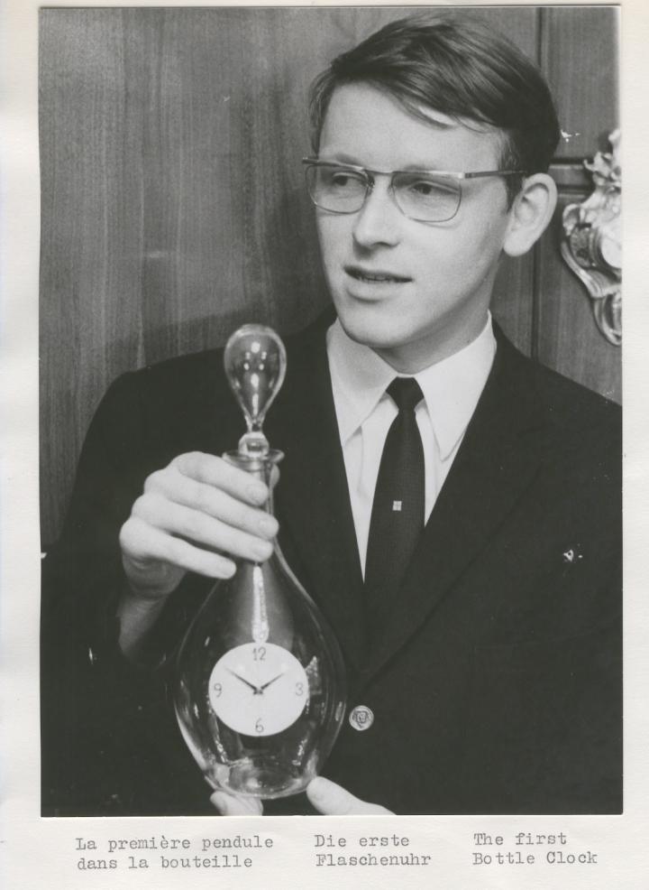 1969年，年轻时的 Svend Andersen 和他于打造的第一款装在瓶子里的钟