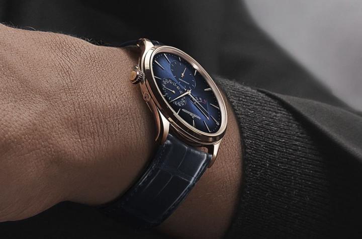积家推出超薄大师动力储存显示手表改款，手表采用玫瑰金表壳搭配蓝色面盘与表带。