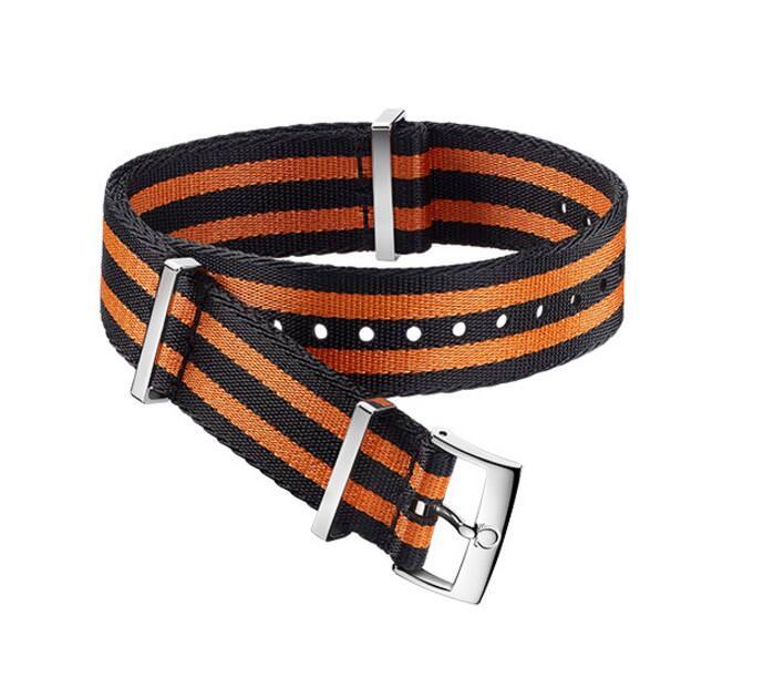 黑橙相间5条纹尼龙表带，搭配精钢表扣和固定式表带夹
