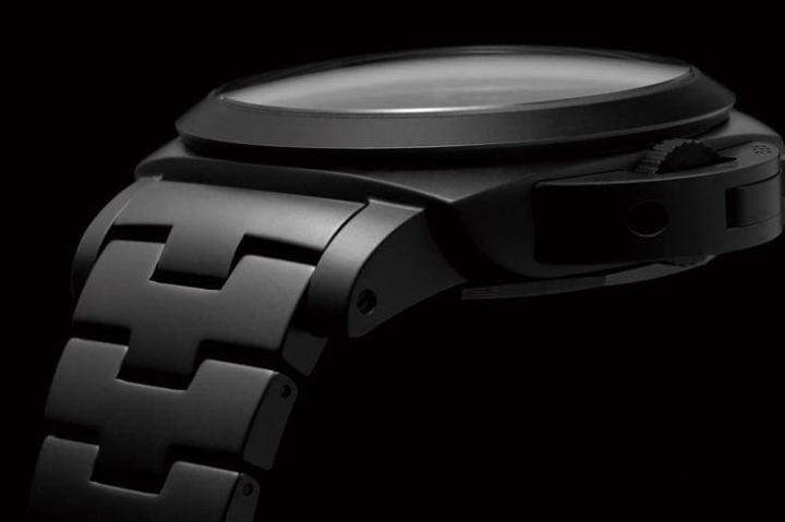 一般沛纳海表款较常见的表带为小牛皮表带，但PAM00438采用一体成型的黑色陶瓷链带，让表款的黑色深邃延烧到手腕上，独具魅力
