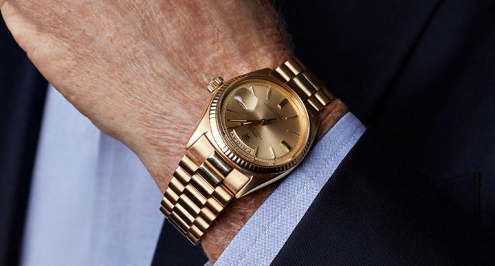 1966年受到劳力士邀请参加酒会，品牌并承诺赠送尼克劳斯一只腕表，他听从Gary Player的建议挑选了一款K金的Day-Date，至此一戴超过半世纪，最近更考虑将其拍卖作为公益之用