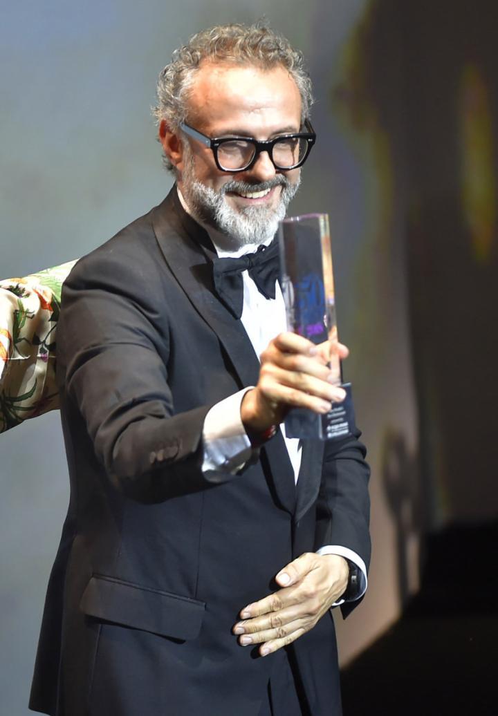 米其林三星主厨Massimo Bottura在西班牙Bilbao揭晓的2018年全球最佳50间餐厅，再度荣居第一名位置，颁奖典礼当晚他佩戴沛纳海PAM00438腕表接下奖座