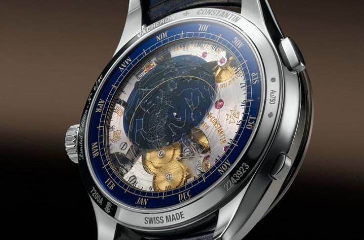 背面蓝宝石圆盘可精准追踪星座与恒星日,误差万年仅一天,星空图以激光雕刻呈现,桥板环形拉丝减少反光,确保视野清晰,同时点缀 270 周年纪念细节,增添典藏价值。