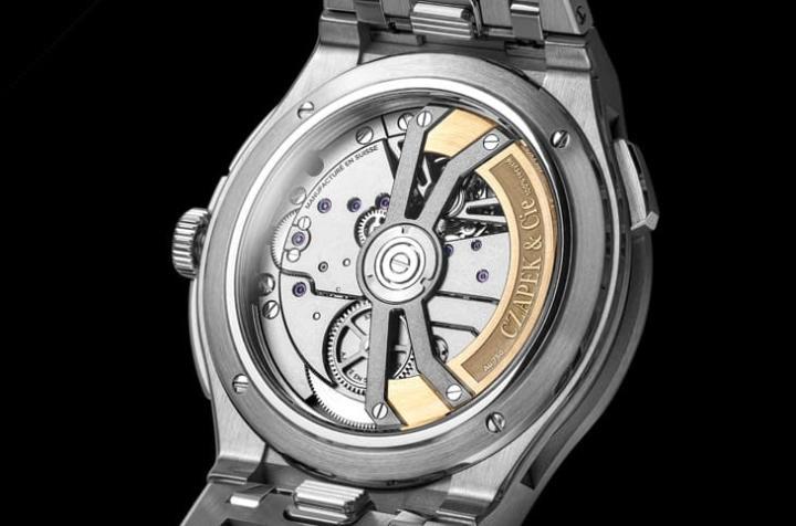 搭载 SXH6 自动追针机芯,具备 60 小时动力、4Hz 震频,还有双柱轮与隔离器装置,确保操作顺畅并减少摩擦。