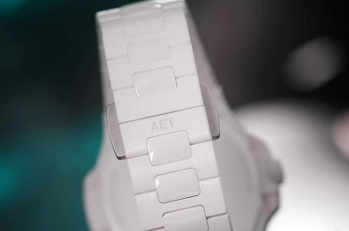 手表的外部零件全部使用白色陶瓷制作，甚至表面的修饰也费心以抛光和拉丝等不同技法交织，构筑丰富的视觉层次。Source：AET REMOULD