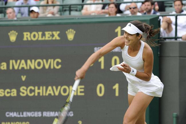 Ana Ivanovic尽力挥击，展现出网球运动的激情