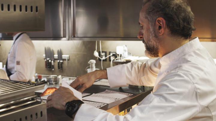 Massimo Bottura在餐饮界立足20多年，其开设的米其林三星餐厅Osteria Francescana在2016年名列「世界50大最佳餐厅」首位
