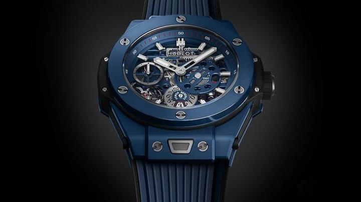 Big Bang Meca-10腕表推出蓝色陶瓷新版本，搭配同色系橡胶表带，散发出活力朝气，也再次突显品牌研发高科技材质的大胆风格与成熟技术