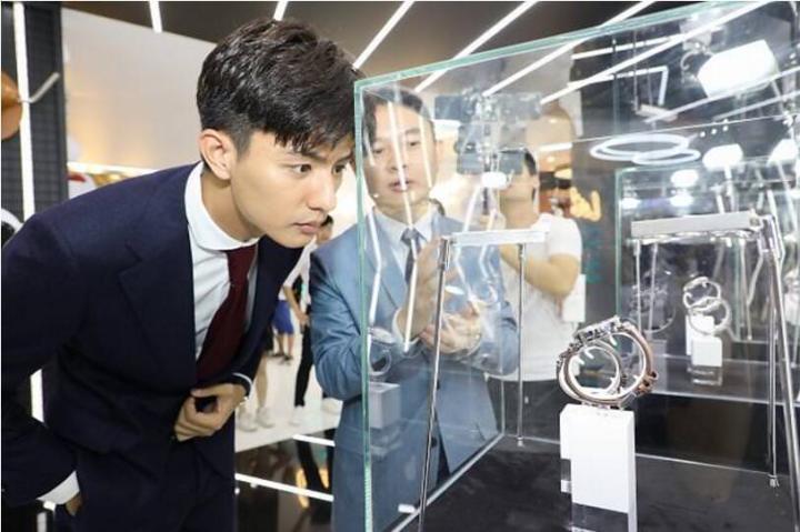 飞亚达品牌总经理潘波为品牌挚友刘畅介绍新品腕表