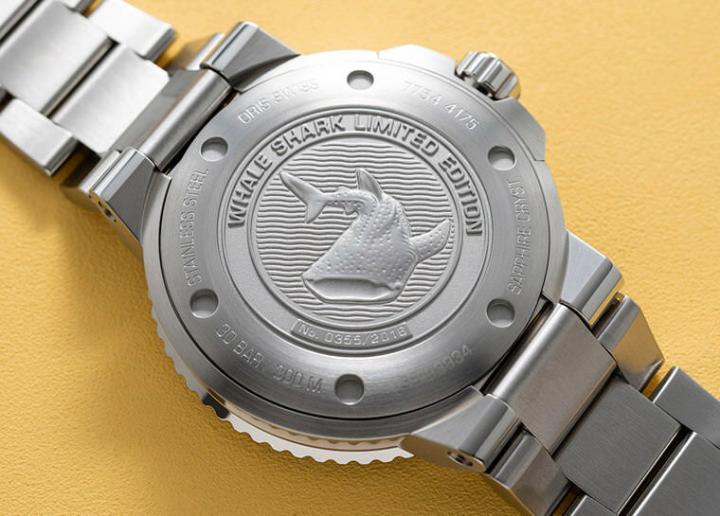 表背刻印有鲸鲨图案以及手表的限量编号，由细节突显限量版的收藏魅力