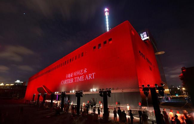 中国第一座公立当代艺术公众博物馆的上海当代艺术博物馆，在夜晚借由大型灯光投射，更显出前卫的设计感
