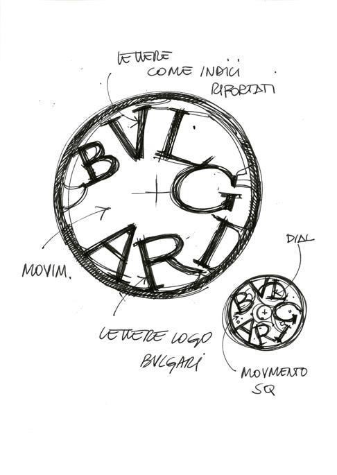 宝格丽巧妙将品牌字母BVLGARI与18K玫瑰金面盘夹板融为一体，视觉上宛如字母自由奔散落于面盘四周