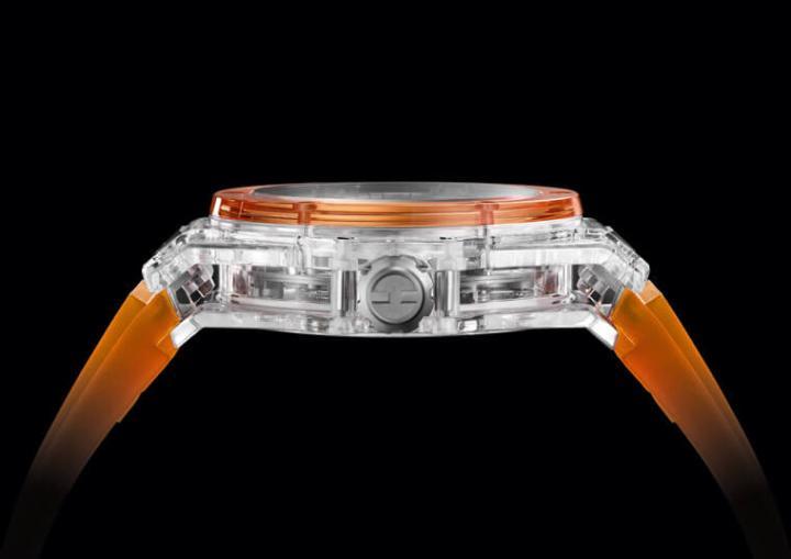 宇舶结合2021年推出的两款Big Bang透明陀飞轮元素，采用无色透明表壳搭配橘色透明表圈，借此呼应2021年Only Watch慈善拍卖会主题色调